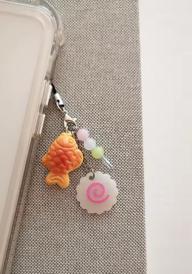 Tteokbokki Rice Cake - かわいい日本の屋台の食べ物たい焼き、ナルト巻かまぼこ、だんご電話チャームキーホルダー