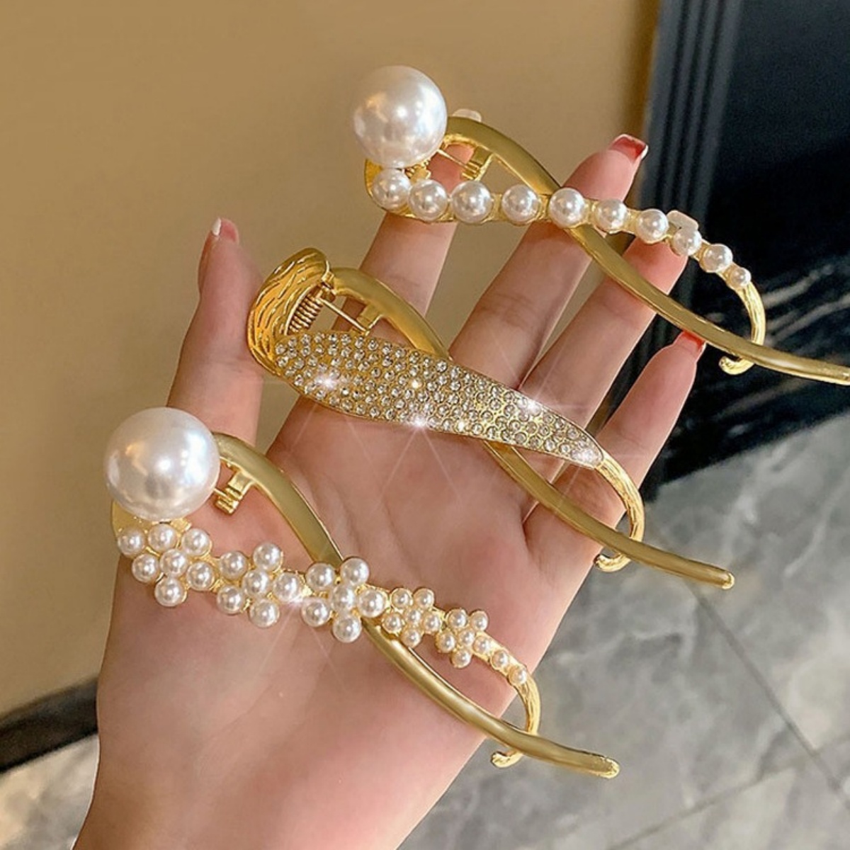 エレガントなグリッターパールヘアクリップ レディース トレン - The Korean Lifestyle のレビューと価格
